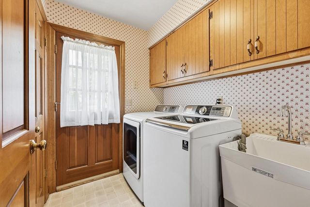 945 Gray Fox DRIVE, Brookfield, WI 53045