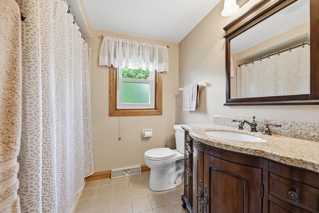945 Gray Fox DRIVE, Brookfield, WI 53045