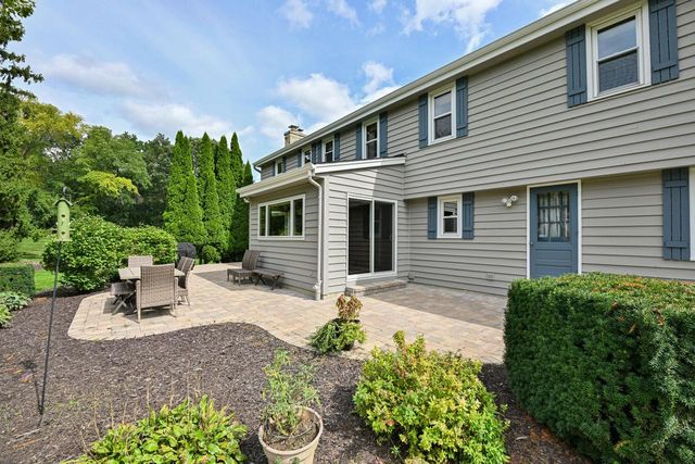 945 Gray Fox DRIVE, Brookfield, WI 53045
