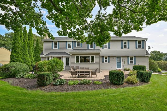 945 Gray Fox DRIVE, Brookfield, WI 53045