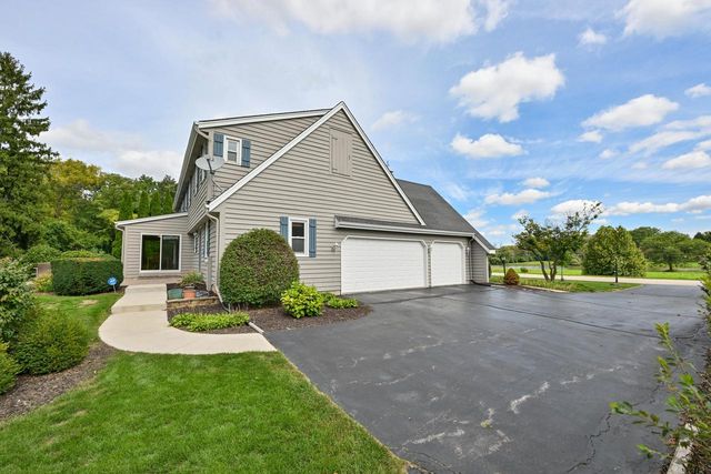 945 Gray Fox DRIVE, Brookfield, WI 53045
