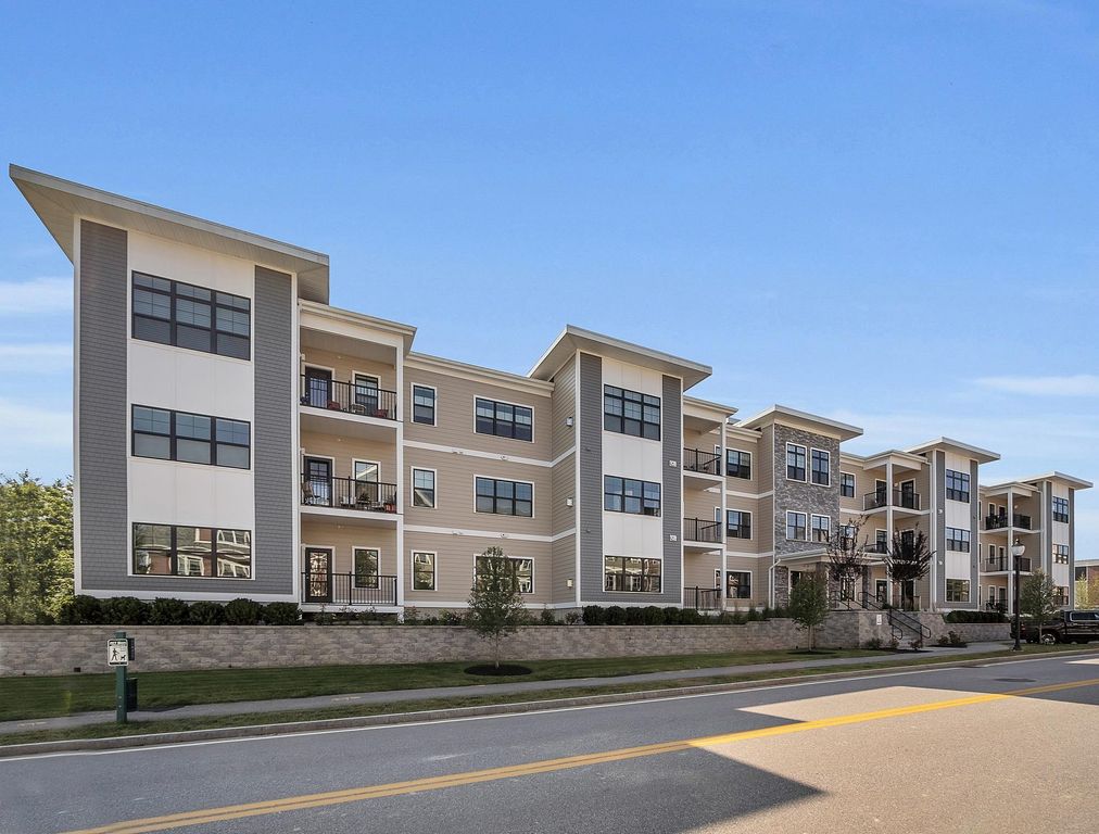 55 Pointe Pl Unit 208, Dover, NH 03820