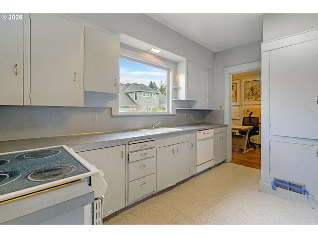 5555 Sw SCHOLLS FERRY Rd, Portland, OR 97225