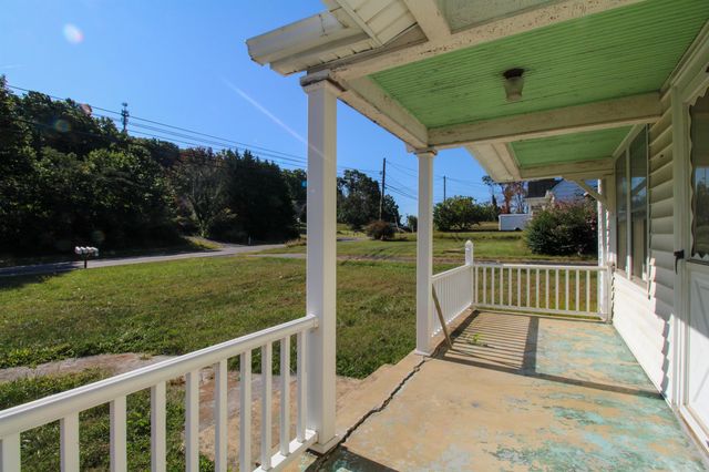 489 LEE JACKSON HWY, Staunton, VA 24401