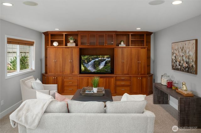 1111 272nd Place SE, Sammamish, WA 98075