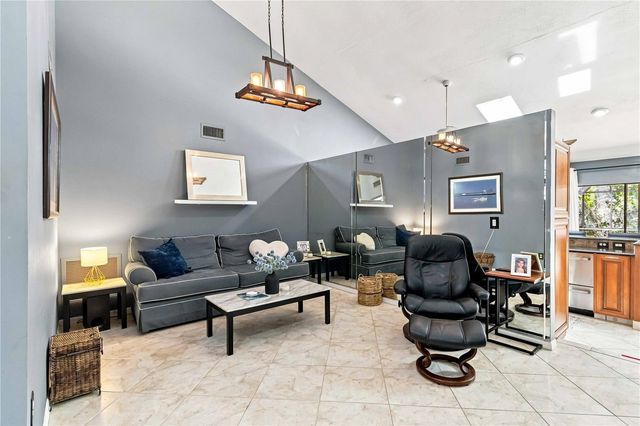 902 DRAKESWOOD COURT, Sarasota, FL 34232