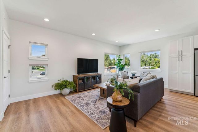 413 E 40th, Garden City, ID 83714