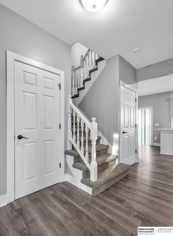 8613 S 98th Street, La Vista, NE 68128