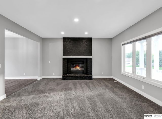 8613 S 98th Street, La Vista, NE 68128