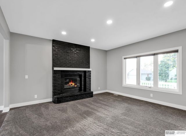 8613 S 98th Street, La Vista, NE 68128