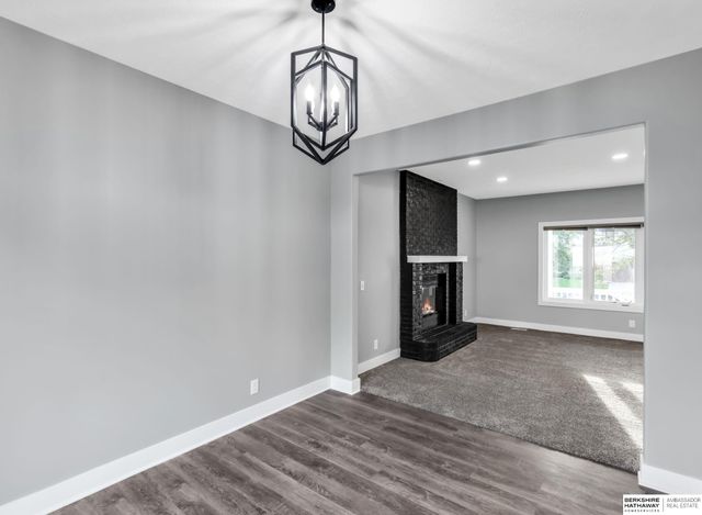 8613 S 98th Street, La Vista, NE 68128