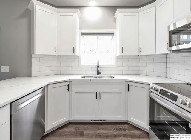 8613 S 98th Street, La Vista, NE 68128