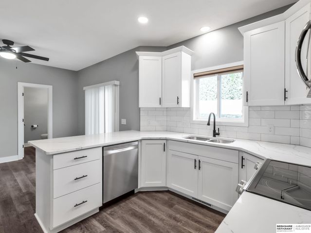 8613 S 98th Street, La Vista, NE 68128