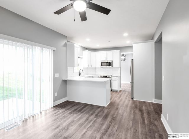 8613 S 98th Street, La Vista, NE 68128