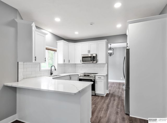 8613 S 98th Street, La Vista, NE 68128