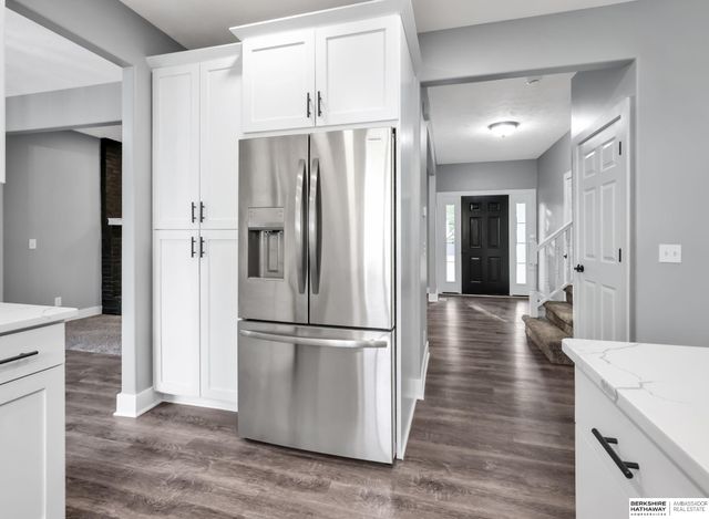 8613 S 98th Street, La Vista, NE 68128