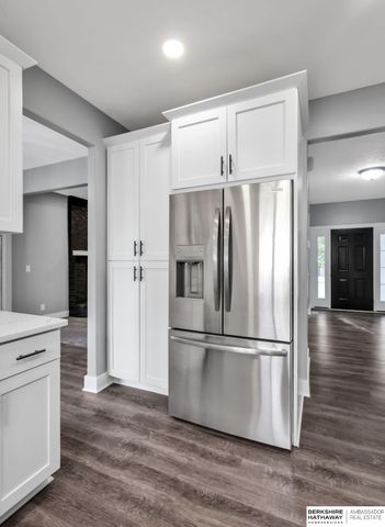 8613 S 98th Street, La Vista, NE 68128