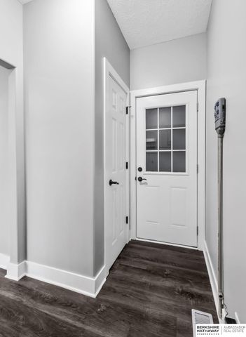 8613 S 98th Street, La Vista, NE 68128