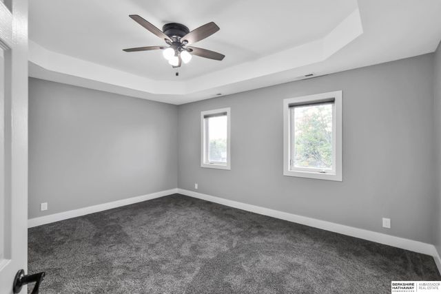 8613 S 98th Street, La Vista, NE 68128