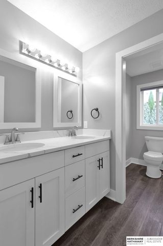 8613 S 98th Street, La Vista, NE 68128