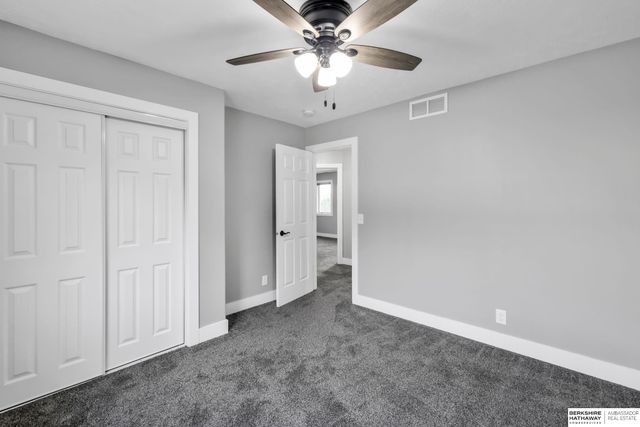 8613 S 98th Street, La Vista, NE 68128