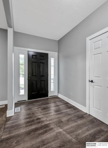 8613 S 98th Street, La Vista, NE 68128