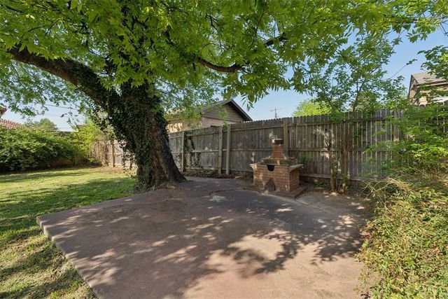 1102 Fenwick Place, Nichols Hills, OK 73116