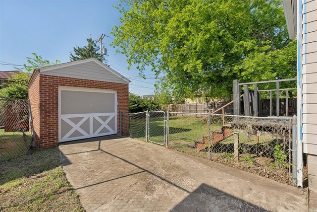 1102 Fenwick Place, Nichols Hills, OK 73116