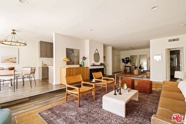 11820 Mayfield Avenue 105, Los Angeles, CA 90049