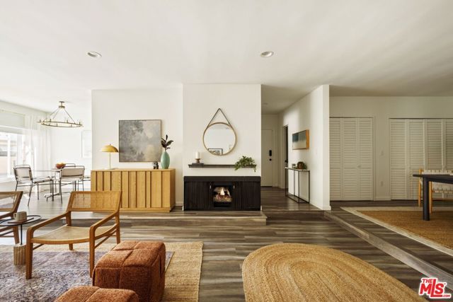 11820 Mayfield Avenue 105, Los Angeles, CA 90049