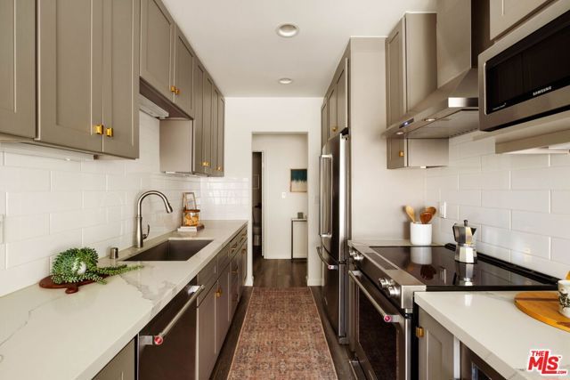 11820 Mayfield Avenue 105, Los Angeles, CA 90049