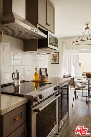 11820 Mayfield Avenue 105, Los Angeles, CA 90049
