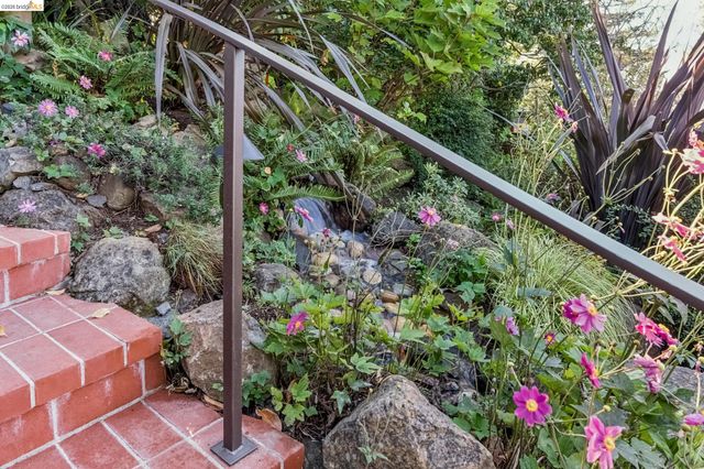 2556 Carisbrook Dr, Oakland, CA 94611