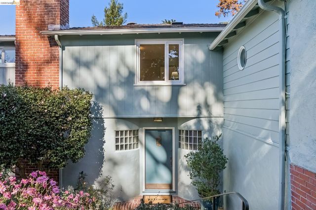 2556 Carisbrook Dr, Oakland, CA 94611