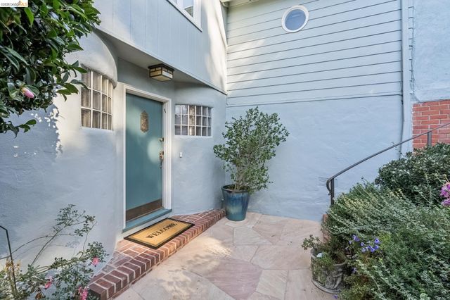 2556 Carisbrook Dr, Oakland, CA 94611