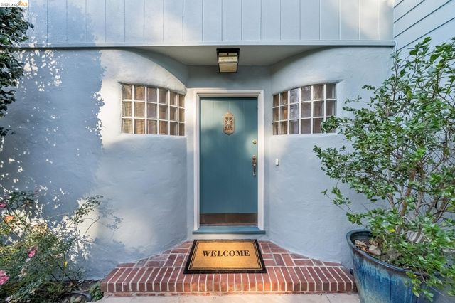 2556 Carisbrook Dr, Oakland, CA 94611