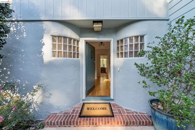 2556 Carisbrook Dr, Oakland, CA 94611