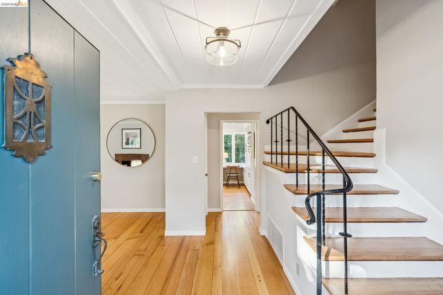 2556 Carisbrook Dr, Oakland, CA 94611