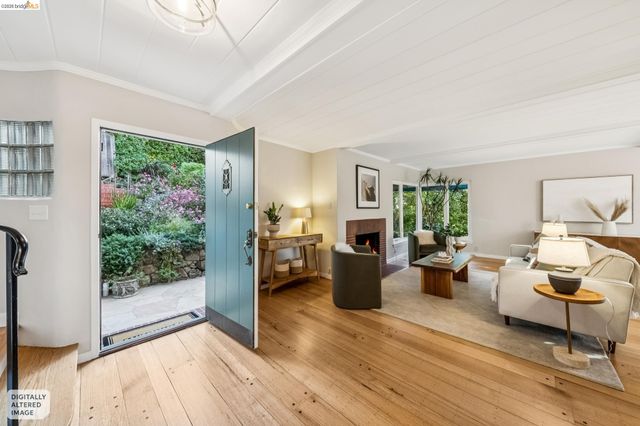 2556 Carisbrook Dr, Oakland, CA 94611