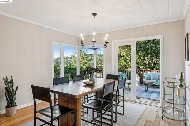 2556 Carisbrook Dr, Oakland, CA 94611