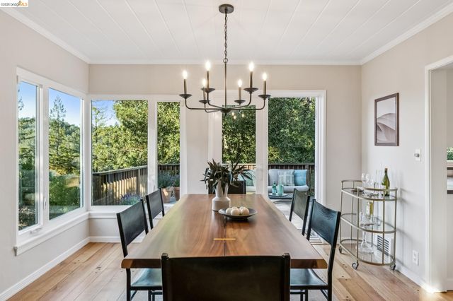 2556 Carisbrook Dr, Oakland, CA 94611