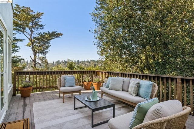 2556 Carisbrook Dr, Oakland, CA 94611