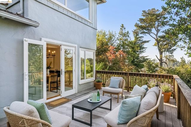 2556 Carisbrook Dr, Oakland, CA 94611
