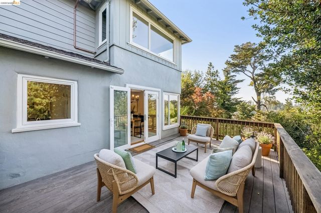 2556 Carisbrook Dr, Oakland, CA 94611