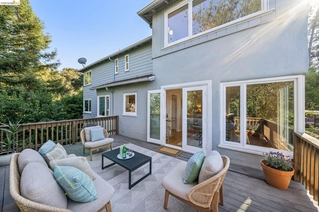 2556 Carisbrook Dr, Oakland, CA 94611