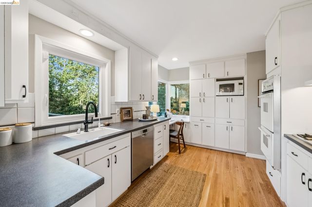 2556 Carisbrook Dr, Oakland, CA 94611