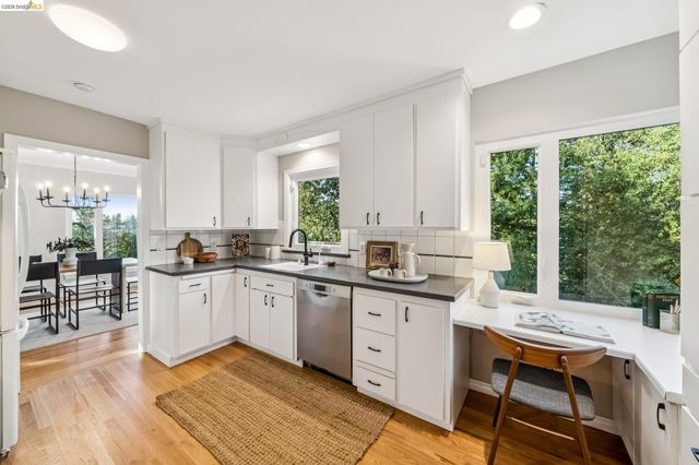 2556 Carisbrook Dr, Oakland, CA 94611