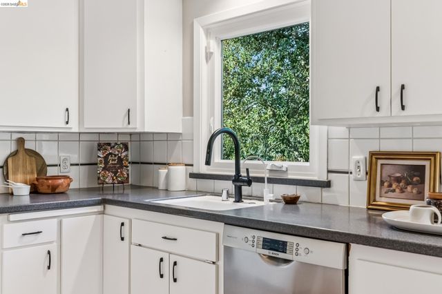 2556 Carisbrook Dr, Oakland, CA 94611