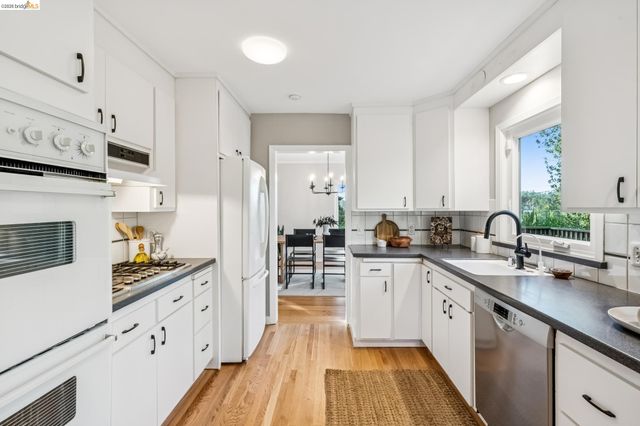 2556 Carisbrook Dr, Oakland, CA 94611
