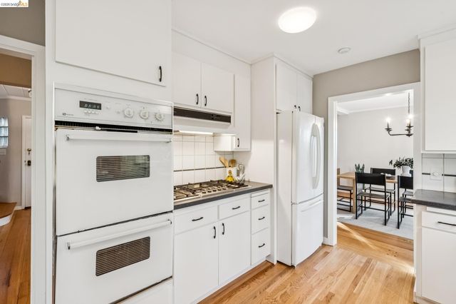 2556 Carisbrook Dr, Oakland, CA 94611